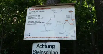 Klettersteig Risiken: Steinschlagschild
